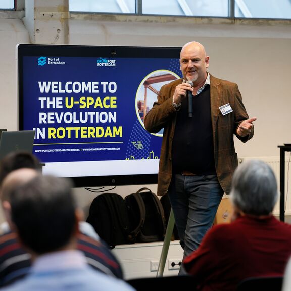 Oscar van Veen auf der Bühne während der U-Space Revolution