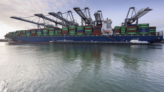 Bunkern von Containerschiffen im Hafen von Rotterdam