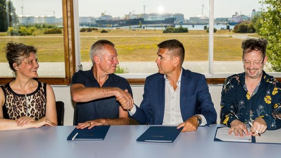 Ondertekening van het sponsorcontract voor het maken van de film De Nieuwe Wildernis