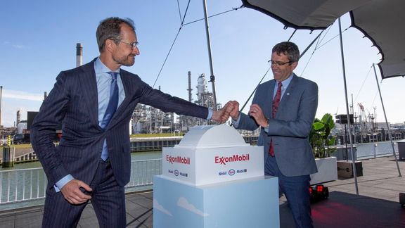 Der niederländische Minister für Wirtschaft und Klima Eric Wiebes und Bryan Milton von ExxonMobil haben in der Raffinerie von ExxonMobil im Rotterdamer Hafen offiziell einen fortschrittlichen Hydrocracker eingeweiht.