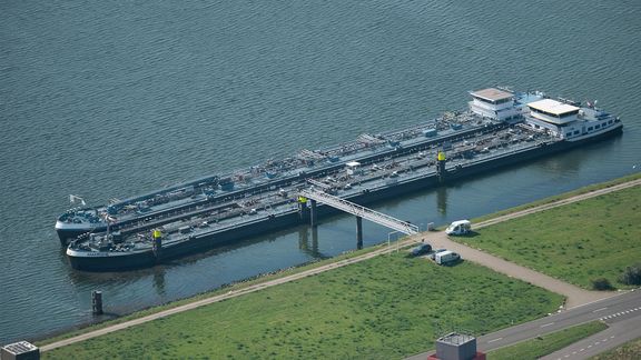 Cone ships moored in Calandkanaal (Dick Sellenraad)