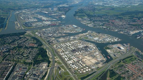 Aerial photograph of Shell's Pernis plant