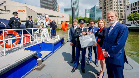 Minister van Nieuwenhuizen ontvangt de Akte van Mannheim in het Maritiem Museum