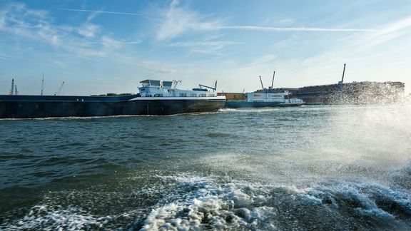 De riverguide begeleidt de binnenvaart