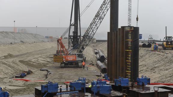 Van Hattum en Blankevoort slaat de eerste palen van de verlenging van de diepzeekade van Sif op Rotterdam Maasvlakte (Foto: Ries van Wendel de Joode)