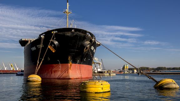 Ship lies on buoys in Waalhaven