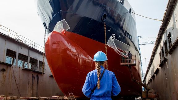 Schip in dok met dame erbij