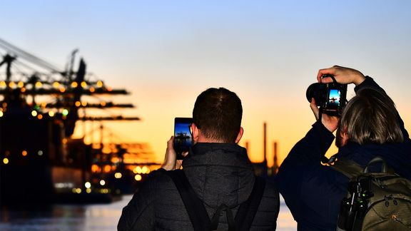 Freizeitsportler fotografieren den Hafen