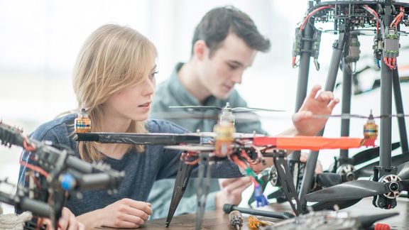 Studenten arbeiten an Drohnen