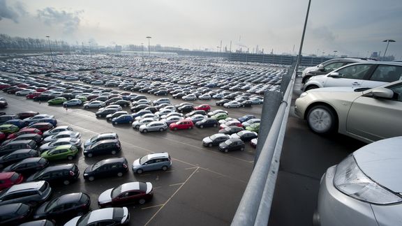 Neuwagen auf dem Parkplatz des Autoterminals