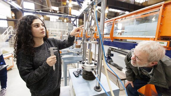 Leren en werken, jonge vrouw in de techniek