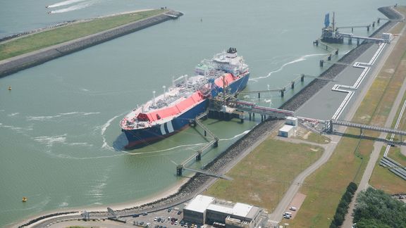 LNG tanker bij de LNG terminal