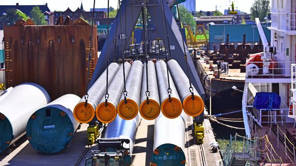 Stahlrohre werden vom Schiff gehoben