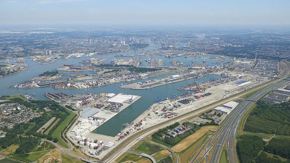 aerial photograph of the Waal-Eemhaven area