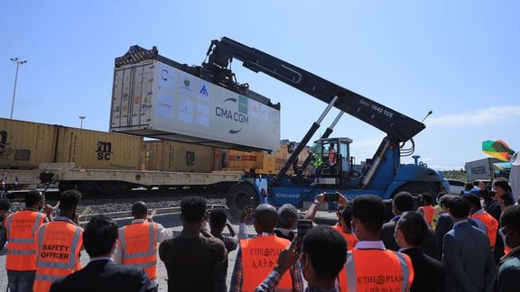 Foto Flying Swans met container