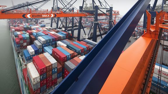 Containerschiff wird entladen