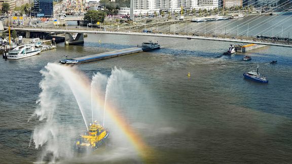 Wereldhavendagen patrouillevaartuig spuit water voor de Erasmusbrug