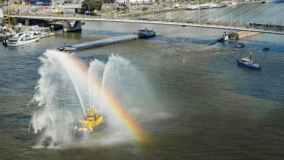 RPA spuit water en een regenboog is zichtbaar