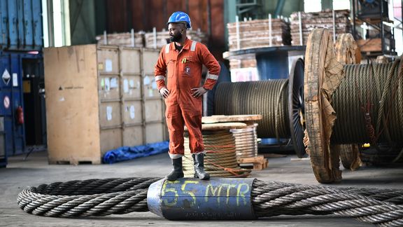 Mann steht auf Kabel