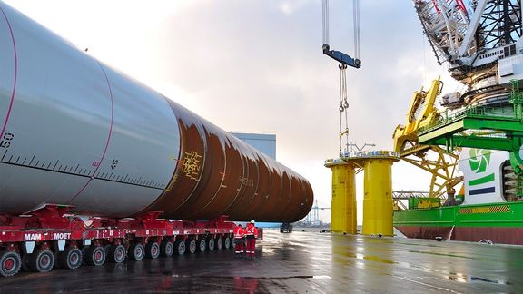 Monopile, heavy lift en route to vessel