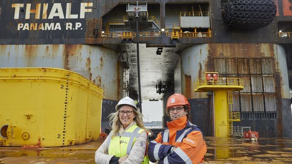 Walstroom bij Thialf bij Heerema