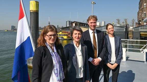 Deborah Strub (Vorsitzende Logistik Cluster Region Basel), Bundesrätin Simonetta Sommaruga, Matthijs van Doorn (Kommerzieller Geschäftsführer des Hafenbetriebs Rotterdam), Martina Gmür (Verwaltungsratspräsidentin der Schweizerischen Rheinhäfen).