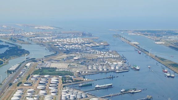 Luftaufnahme von Europoort mit der Maasvlakte 2 im Hintergrund