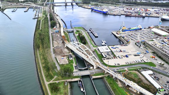 Rozenburgse sluis vanuit de lucht