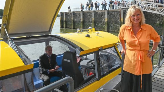 Op de foto: Doopvrouwe Chantal Zeegers, wethouder Klimaat, Bouwen en Wonen in Rotterdam bij de nieuwe waterstof-watertaxi. Al aan boord: CEO Allard Castelein van Havenbedrijf Rotterdam. FOTO: Ries van Wendel de Joode/Watertaxi Rotterdam.