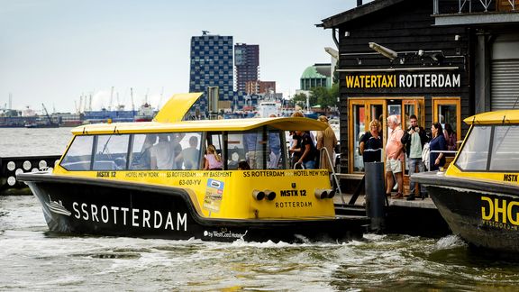 Watertaxi op de Kop van Zuid