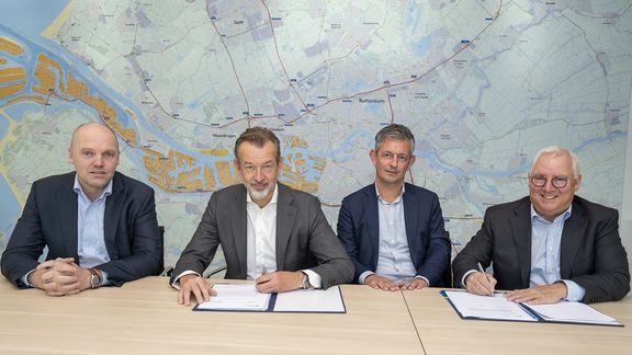 Vlnr. Egbert van der Wal (Hoofd Port Development Havenbedrijf Rotterdam), Boudewijn Siemons (COO Havenbedrijf Rotterdam), Niek Lentink (Operationeel directeur Swietelsky Rail Benelux B.V.) en John Weijtmans (Algemeen directeur Swietelsky Rail Benelux B.V.) Foto: Havenbedrijf Rotterdam