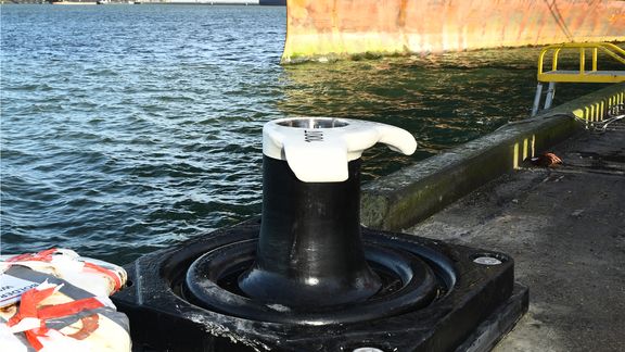 Smart bollard on the quay