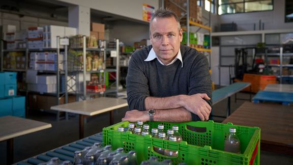 Jeroen van Meel van het Havenbedrijf is als vrijwilliger betrokken bij de Voedselbank in Dordrecht