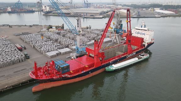 Freyja W (Cargow) langs de kade bij de Steinweg Beatrix terminal waar de walstroom pilot zal worden uitgevoerd.