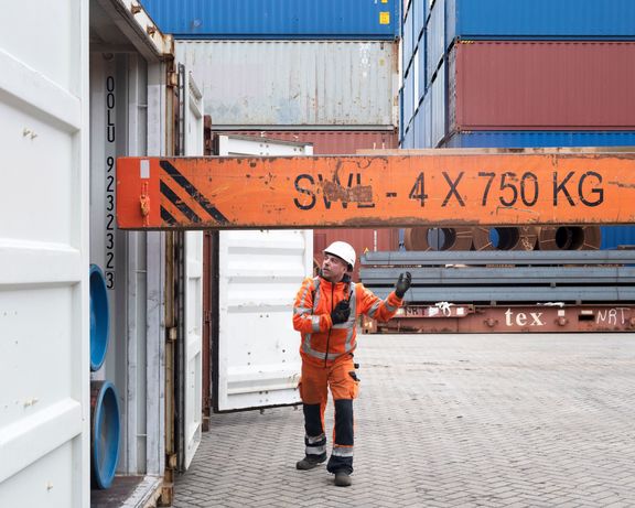 Danny van Leeuwen bij container met buis