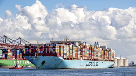 Maersk afgemeerd aan de kade