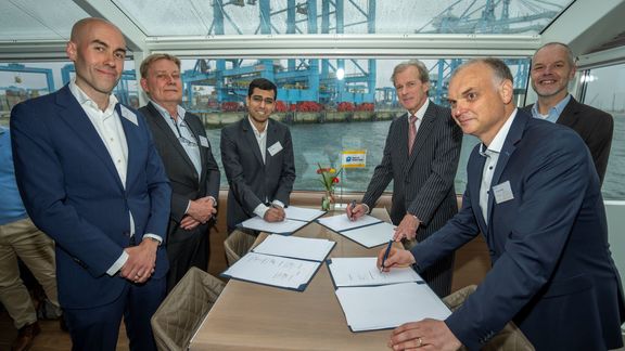 Port of Rotterdam Authority and APM Terminals sign the agreement