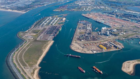 Luchtfoto vanaf Maasvlakte 2 landinwaarts