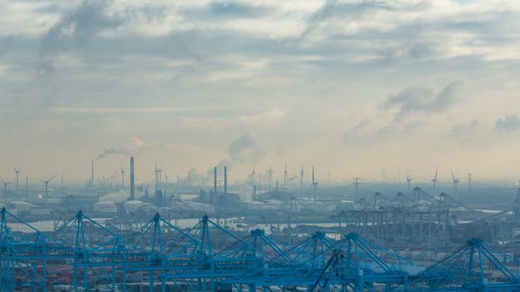 Uitstoot van industrie in de haven