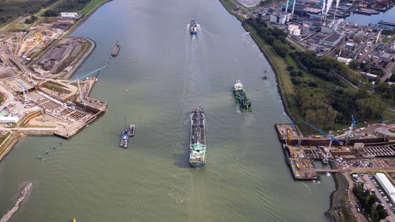 Luchtfoto locatie afzinking Maasdeltatunnel