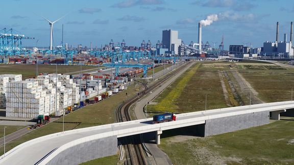 Customs excited about Rotterdam Container Exchange Route Port of