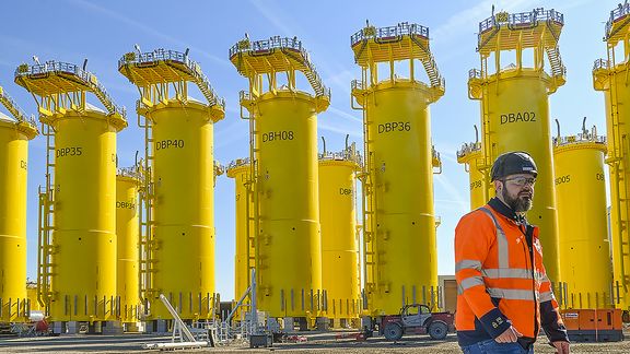 Vincent de Jong van Sif bij de transition pieces, de verbindingsstukken tussen fundering en mast van de turbines.