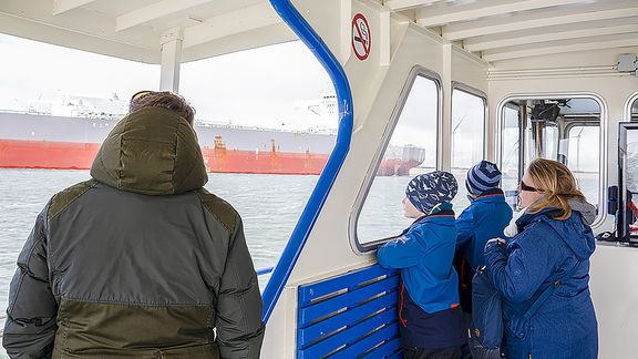 Gezin maakt overtocht Hoeksveer