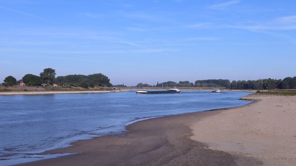 Lage waterstand rivier met schip