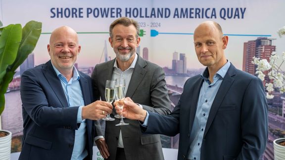 Start bouw walstroom Rotterdam. Vlnr wethouder Robert Simons, Boudewijn Siemons en Peter Castberg Knudsen