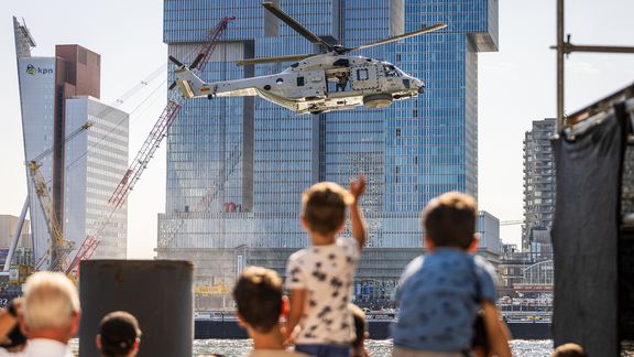 Junger Fan winkt dem Marinehubschrauber während der Welthafentage 2022 zu