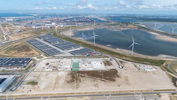 Luchtfoto van de bouw van de waterstoffabriek electrolyser Shell Holland Hydrogen I