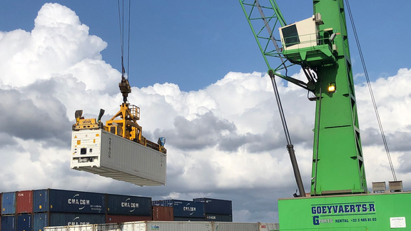 Container wird entladen