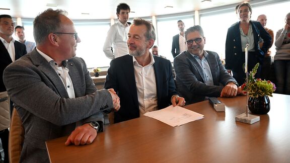 De handen worden geschud na de ondertekening van het contract. Foto: Ries van Wendel de Joode.