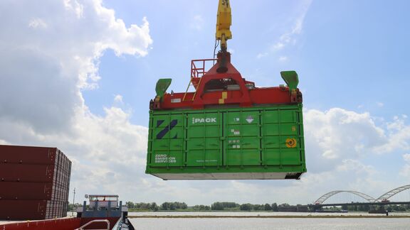 ZES-Container wird auf ein Schiff gestellt